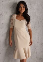 Beżowa Sukienka VICES o Taliowanym Kroju z Rękawami z Koronki Metirei. Brązowe sukienki Renee, na imprezę, l, bez wzorów, z koronki, eleganckie, bez kołnierzyka, bez ramiączek, midi, dopasowane. Za 159.99 zł.