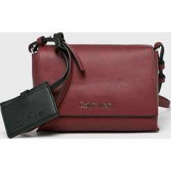 Calvin Klein - Torebka. Brązowe torby na ramię Calvin Klein, bez wzorów, z materiału, casualowe, na ramię, średnie, bez dodatków. W wyprzedaży za 269.90 zł.