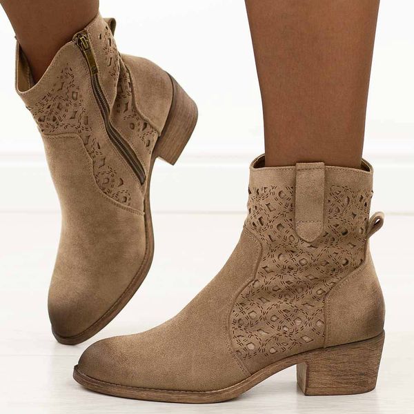 Beżowe zamszowe botki damskie Potocki 12747. Brązowe botki POTOCKI, na jesień, bez wzorów, z jeansu, bez obcasa, na obcasie, bez zapięcia. W wyprzedaży za 188.34 zł.