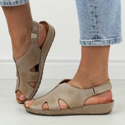 Skórzane Polskie sandały damskie Deoni D508 Cappuccino. Brązowe sandały Deoni, bez wzorów, ze skóry, bez obcasa, na obcasie, bez zapięcia. Za 329.00 zł.