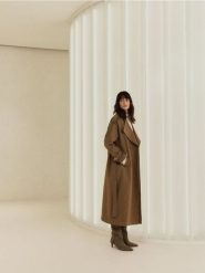 Dwurzędowy płaszcz z domieszką wełny - brązowy. Brązowe płaszcze Reserved, l, bez wzorów, z tkaniny, bez kaptura. W wyprzedaży za 299.99 zł.