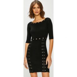 Guess Jeans - Sukienka Amelie. Czarne sukienki Guess Jeans, na co dzień, l, z aplikacjami, z dzianiny, casualowe, bez kołnierzyka, bez ramiączek, mini, dopasowane. W wyprzedaży za 439.90 zł.