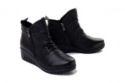 COMFORTABEL 960232-01 schwarz, botki damskie. Czarne botki Comfortabel, na zimę, bez wzorów, bez obcasa, na koturnie, bez zapięcia. Za 419.90 zł.