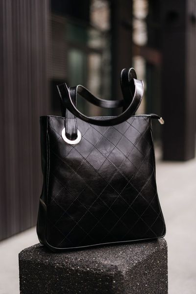 Shopperka skórzana DAN-A 710 czarna. Czarne shopper DAN-A, bez wzorów, ze skóry, biznesowe, bez dodatków. Za 379.99 zł.