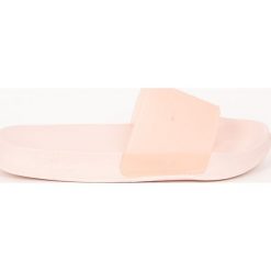 Fila - Klapki Bay Point. Czerwone klapki Fila, bez wzorów, z materiału, bez obcasa, na obcasie. W wyprzedaży za 69.90 zł.