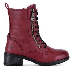 Botki Mustang. Czerwone botki Mustang, bez wzorów, bez obcasa, na słupku, bez zapięcia. Za 349.99 zł.