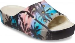 Klapki Dla Dorosłych Crocs Classic Platform Retro Resort Slide. Czarne klapki Crocs, bez wzorów, z materiału, bez obcasa. Za 119.99 zł.