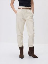 Jeansy paperbag z dłuższą nogawką - beżowy. Brązowe jeansy Reserved, bez wzorów. Za 139.99 zł.