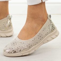 Beżowe ażurowe skórzane baleriny damskie Jezzi 9997. Brązowe baleriny Jezzi, w ażurowe wzory, z jeansu, z okrągłym noskiem, bez obcasa, na płaskiej podeszwie. Za 189.00 zł.