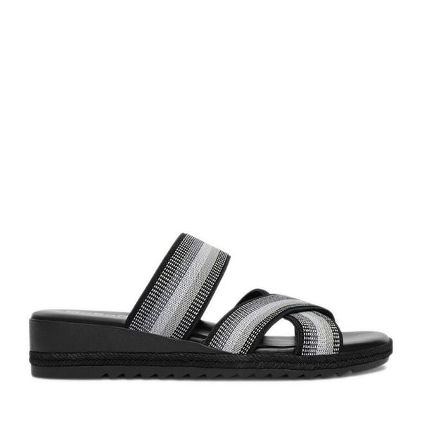 Klapki Go Soft. Czarne klapki GO SOFT, bez wzorów, bez obcasa. Za 119.99 zł.