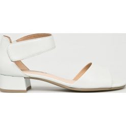 Caprice - Sandały. Białe sandały Caprice, bez wzorów, z materiału, bez obcasa, bez zapięcia. W wyprzedaży za 159.90 zł.