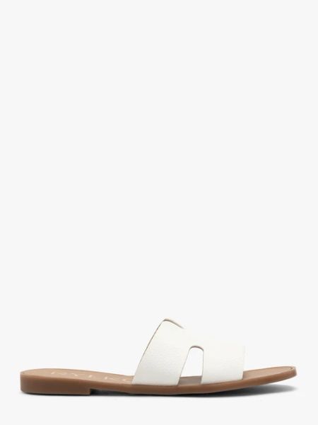 Białe klapki damskie z wycięciami. Białe klapki Ryłko, bez wzorów, z syntetyku, bez obcasa, na płaskiej podeszwie. Za 199.99 zł.