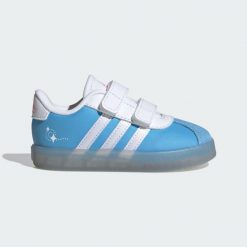 Kapcie ADIDAS VL COURT 3.0 CINDER Niebieski. Białe obuwie domowe Adidas, bez wzorów, z syntetyku, bez zapięcia. W wyprzedaży za 129.35 zł.