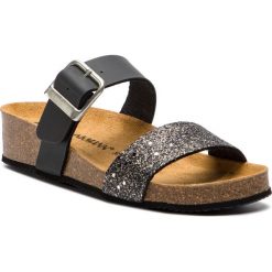 Klapki DR. BRINKMANN - 701297 Schwarz 1. Czarne klapki Dr. Brinkmann, z aplikacjami, z materiału, bez obcasa. W wyprzedaży za 129.00 zł.