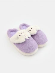Kapcie z futerkiem Pusheen the Cat - fioletowy. Fioletowe obuwie domowe Sinsay, bez wzorów, bez zapięcia. Za 35.99 zł.