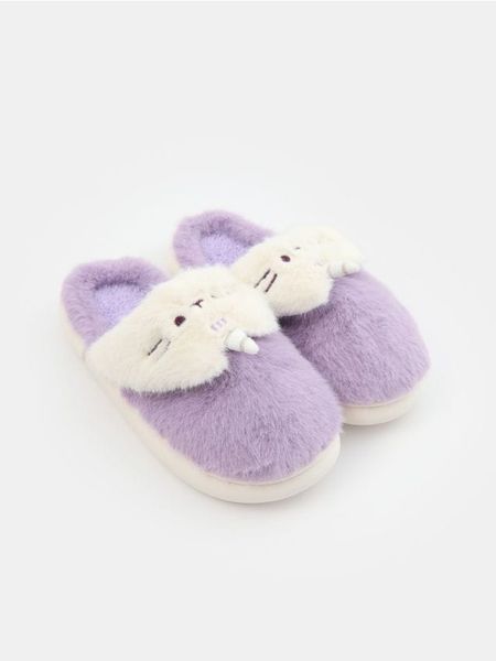 Kapcie z futerkiem Pusheen the Cat - fioletowy. Fioletowe obuwie domowe Sinsay, bez wzorów, bez zapięcia. Za 35.99 zł.