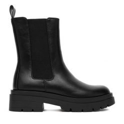 Sztyblety JENNY. Czarne botki Jenny, bez wzorów, bez obcasa, na płaskiej podeszwie, bez zapięcia. Za 169.99 zł.