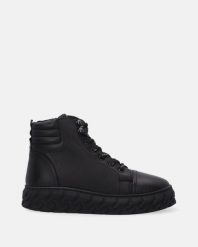 SPORTOWE BOTKI W KOLORZE CZARNYM 24112 BLACK. Czarne botki Venezia, bez wzorów, ze skóry, bez obcasa, bez zapięcia. Za 299.00 zł.