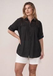 Czarna Koszula z Bawełną na Lato w Stylu Boho Ozdobiona Koronką Cinnamis. Czarne koszule Born2be, uniwersalny, z aplikacjami, z bawełny, boho, bez kołnierzyka, bez ramiączek. Za 119.99 zł.