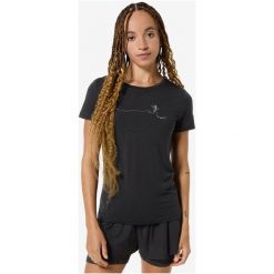 Koszulka SUPER.NATURAL W RUNNING TEE. Czarne bluzki super.natural, bez wzorów, sportowe, bez kołnierzyka, bez ramiączek. Za 249.99 zł.