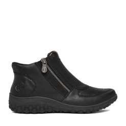 Botki Rieker. Czarne botki Rieker, bez wzorów, bez obcasa, na płaskiej podeszwie, bez zapięcia. Za 389.99 zł.