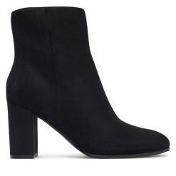 Botki Guess. Czarne botki Guess, z aplikacjami, bez obcasa, na słupku, bez zapięcia. Za 544.99 zł.