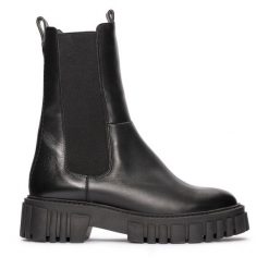 Sztyblety Clarks. Czarne botki Clarks, bez wzorów, bez obcasa, na płaskiej podeszwie, bez zapięcia. Za 599.99 zł.