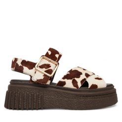 Sandały Clarks. Brązowe sandały Clarks, bez wzorów, bez obcasa, na płaskiej podeszwie, bez zapięcia. Za 519.99 zł.