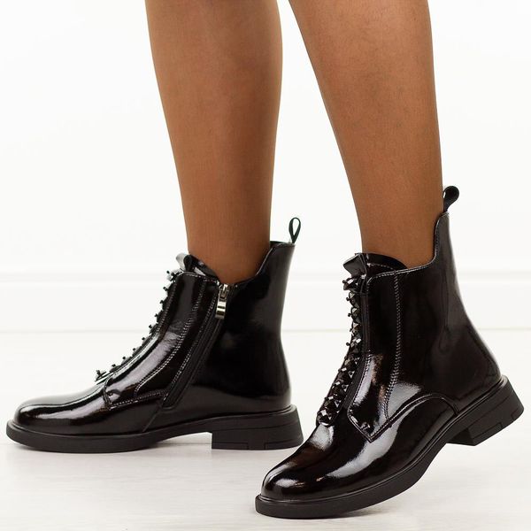 Czarne skórzane botki damskie DiA 52-108. Czarne botki DiA, na jesień, bez wzorów, z dzianiny, z okrągłym noskiem, bez obcasa, na płaskiej podeszwie, bez zapięcia. W wyprzedaży za 377.10 zł.