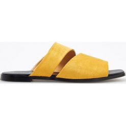 Musztardowe klapki - Żółty. Żółte klapki Reserved, bez wzorów, bez obcasa. W wyprzedaży za 29.99 zł.