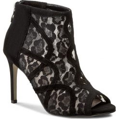 Botki SOLO FEMME - 26437-03-020/F06-07-00 Czarny. Czarne botki Solo Femme, bez wzorów, z materiału, bez obcasa, bez zapięcia. W wyprzedaży za 259.00 zł.