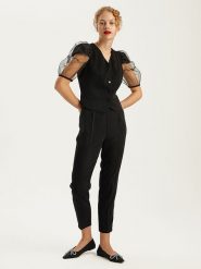 BGN Bluzka w kolorze czarnym rozmiar: 38. Czarne bluzki BGN, bez wzorów, z tiulu, bez kołnierzyka, bez ramiączek. Za 121.99 zł.