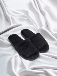 Kapcie - czarny. Czarne obuwie domowe Sinsay, bez wzorów, z otwartym noskiem, bez zapięcia. Za 19.99 zł.