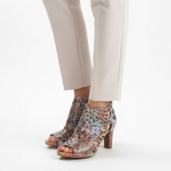 Sandały damskie Laura Vita, ze skóry naturalnej z ażurowymi wycięciami w ozdobny wzór i metalicznym wykończeniem, kolorowe, 048 SL316D-4JBS. Niebieskie sandały Laura Vita, w ażurowe wzory, ze skóry, bez obcasa, na obcasie, bez zapięcia. Za 419.00 zł.