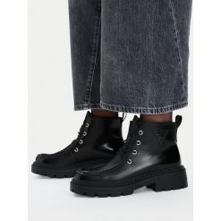 Trzewiki Guess Jeans. Czarne botki Guess Jeans, z aplikacjami, z jeansu, bez obcasa, na płaskiej podeszwie, bez zapięcia. Za 279.99 zł.