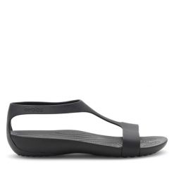 Sandały Crocs. Czarne sandały Crocs, bez wzorów, bez obcasa, na płaskiej podeszwie, bez zapięcia. Za 149.99 zł.