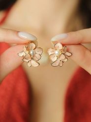 Pierres de Jade Pozłacane kolczyki-wkrętki z perłami rozmiar: onesize. Białe kolczyki Pierres de Jade, z perłą, pozłacane. Za 39.99 zł.