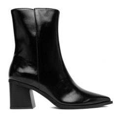 Botki JENNY. Czarne botki Jenny, bez wzorów, bez obcasa, na słupku, bez zapięcia. Za 179.99 zł.