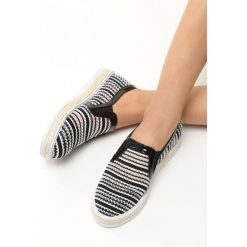 Czarne Espadryle Teardrops. Czarne espadryle Born2be, w ażurowe wzory, z lakierowanej skóry, bez obcasa, bez zapięcia. Za 29.99 zł.