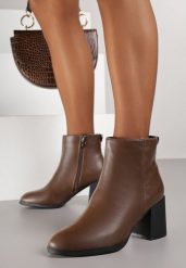 Brązowe Eleganckie Botki Vices na Słupku z Okrągłym Detalem przy Cholewce Widvire. Brązowe botki Renee, bez wzorów, z okrągłym noskiem, bez obcasa, na obcasie, bez zapięcia. Za 99.99 zł.