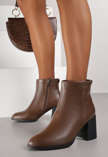 Brązowe Eleganckie Botki Vices na Słupku z Okrągłym Detalem przy Cholewce Widvire. Brązowe botki Renee, bez wzorów, z okrągłym noskiem, bez obcasa, na obcasie, bez zapięcia. Za 109.99 zł.