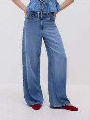 Jeansy wide leg z lyocellu - niebieski. Niebieskie jeansy Reserved, bez wzorów, z podwyższonym stanem. W wyprzedaży za 139.99 zł.