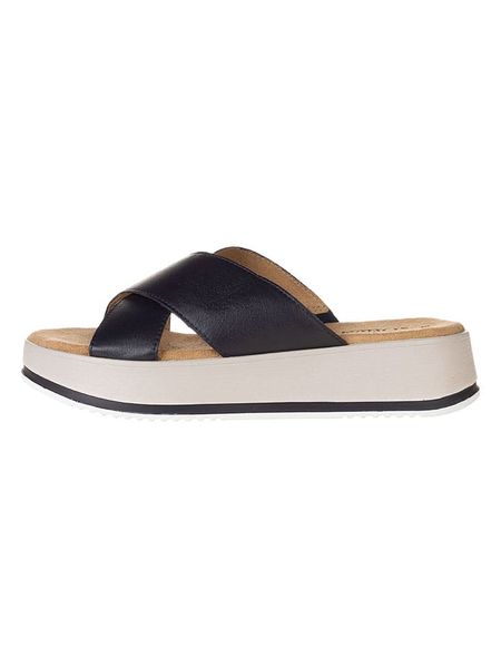 S.Oliver Skórzane klapki w kolorze granatowym rozmiar: 38. Niebieskie klapki S.Oliver, bez wzorów, z otwartym noskiem, bez obcasa, na platformie. Za 127.65 zł.