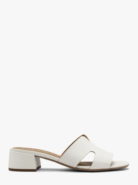 Białe klapki damskie na niewielkim obcasie. Białe klapki Ryłko, bez wzorów, z syntetyku, bez obcasa, na obcasie. Za 279.99 zł.