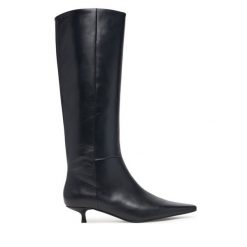 Kozaki Calvin Klein. Czarne kozaki Calvin Klein, bez obcasa, na szpilce, bez zapięcia. Za 999.99 zł.