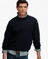 Superdry Bluza Essential Stacked Logo Crew z mieszanki bawełny – DARK NAVY. Niebieskie bluzy Superdry, l, bez wzorów, z bawełny, bez kaptura. Za 378.70 zł.