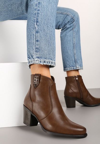 Brązowe Botki na Słupku w Stylu Kowbojek z Ozdobnymi Napami Elzinna. Brązowe botki Renee, bez wzorów, z koronki, bez obcasa, na obcasie, bez zapięcia. Za 129.99 zł.