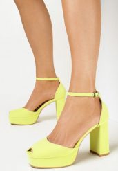 Żółte Sandały na Słupku i Platformie z Noskiem Peep Toe Jelesia. Żółte sandały Born2be, bez wzorów, z otwartym noskiem, bez obcasa, na obcasie, bez zapięcia. W wyprzedaży za 29.99 zł.