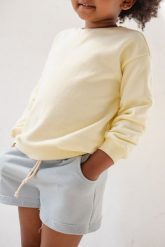 MINI spodenki z dzianiny dresowej w kolorze POWDER BLUE - BUNCHES-128-134 (8-9). Niebieskie szorty Marsala, bez wzorów, z bawełny. W wyprzedaży za 32.97 zł.