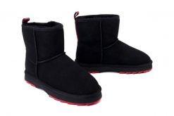 EMU AUSTRALIA Sharky Mini W12434 black/cherry, botki damskie. Czarne botki EMU Australia, bez wzorów, z gumy, bez obcasa, bez zapięcia. Za 699.90 zł.